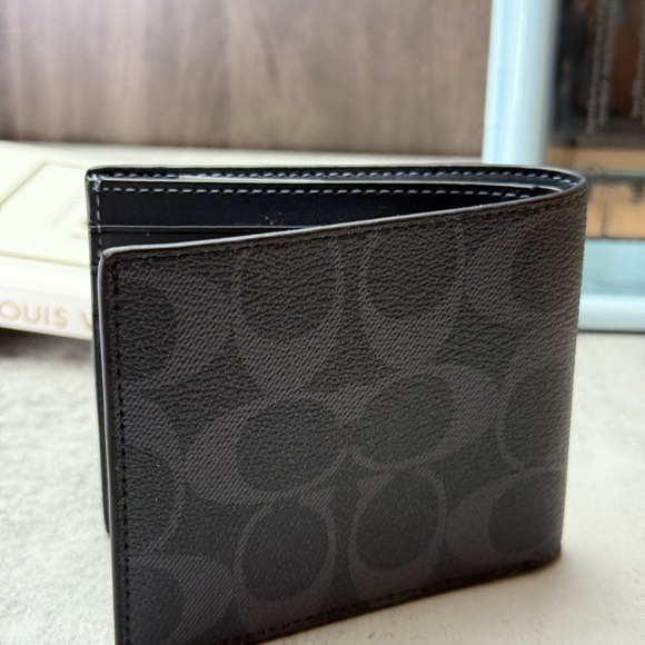 NWT Coach Id Billfold Wallet In Signature Canvas With Varsity Motif Cb924 - Picture 2 of 4